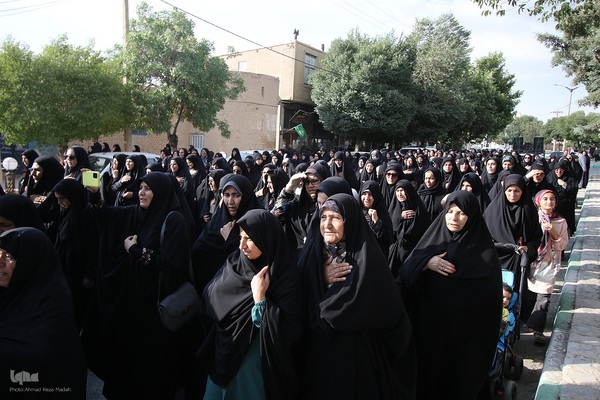 تشییع پیکر مادر 4 شهید دوران دفاع مقدس در شهیدآباد فارس