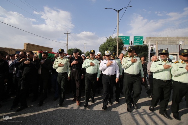 تشییع پیکر مادر 4 شهید دوران دفاع مقدس در شهیدآباد فارس