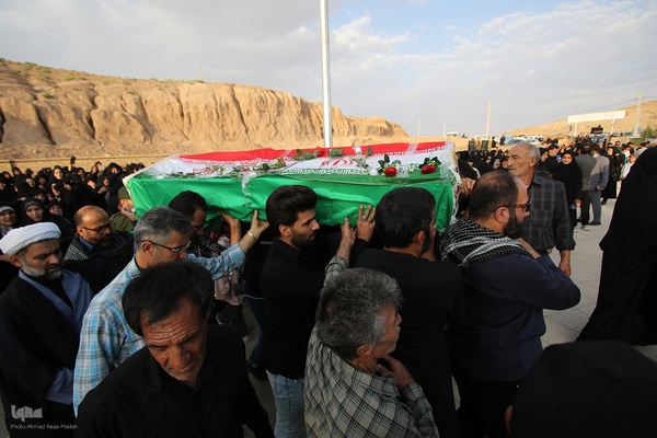 تشییع پیکر مادر 4 شهید دوران دفاع مقدس در شهیدآباد فارس