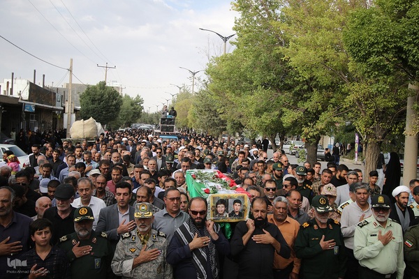 تشییع پیکر مادر 4 شهید دوران دفاع مقدس در شهیدآباد فارس