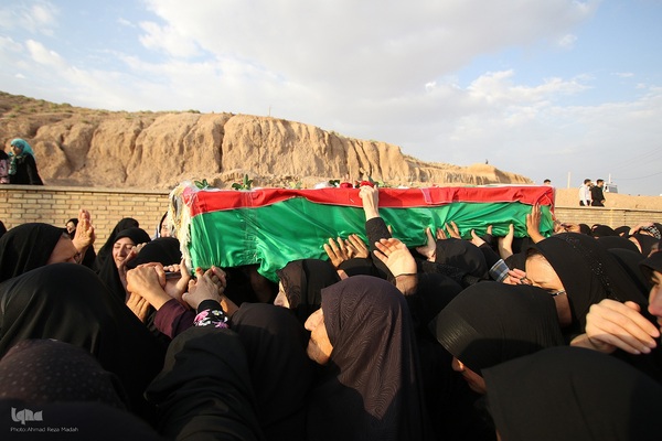 تشییع پیکر مادر 4 شهید دوران دفاع مقدس در شهیدآباد فارس