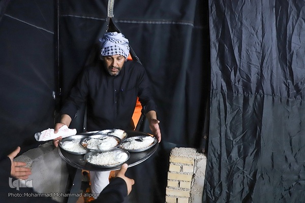 خدمت‌رسانی شبانه‌روزی مواکب حسینی به زوار در چذابه