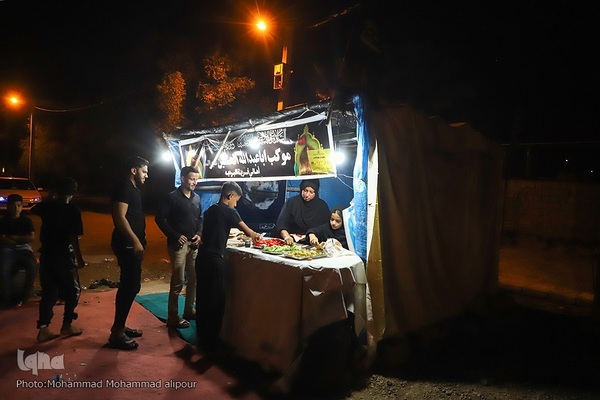 خدمت‌رسانی شبانه‌روزی مواکب حسینی به زوار در چذابه