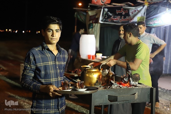 ما خادمان زوار حسين(ع) هستیم