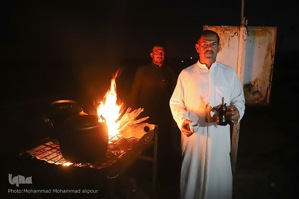 ما خادمان زوار حسين(ع) هستیم