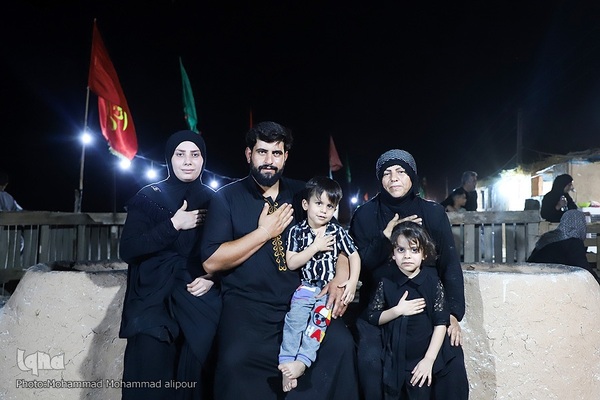 ما خادمان زوار حسين(ع) هستیم