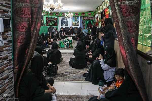 هر سال میهمانان امام حسین(ع) در روضه خانگی خانم ثریا زمانی گردهم می‎آیند و به سوگ می‌نشینند.