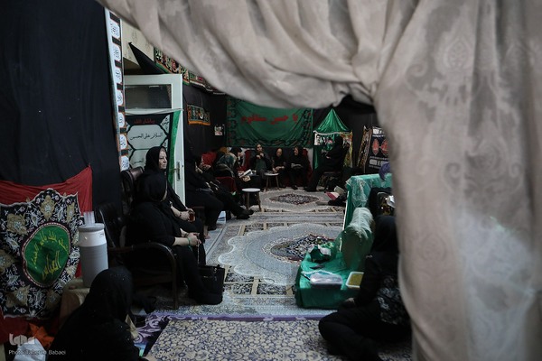 زهرا محمدزاده در محله شیخ هادی تهران به همراه دخترش معصومه نژاد امره‌ای ۵۰ سال است که مراسم عزاداری امام حسین(ع) را در خانه خود برگزار می‌کند.