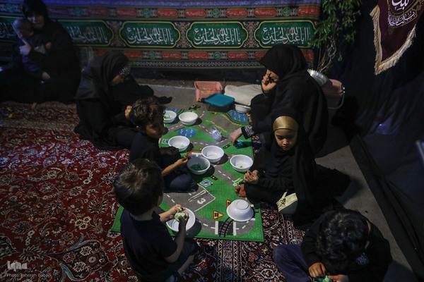 منزل محمدحسین قمری در منطقه نارمک از سال 82 مزین به روضه امام حسین(ع) است.