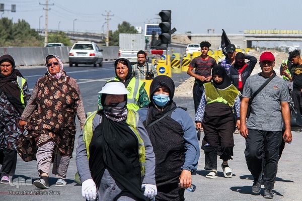 زائران پیاده امام رضا(ع)