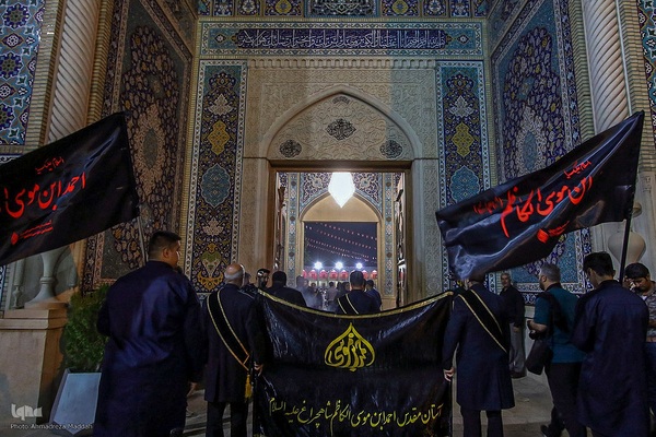 آیین لاله‌گردانی خدام حرم شاهچراغ(ع) در رثای شهادت امام رضا(ع)