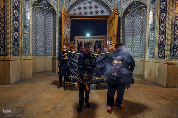 آیین لاله‌گردانی خدام حرم شاهچراغ(ع) در رثای شهادت امام رضا(ع)