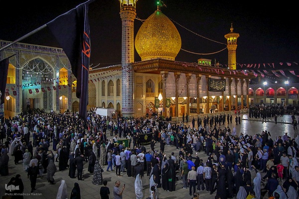 آیین لاله‌گردانی خدام حرم شاهچراغ(ع) در رثای شهادت امام رضا(ع)