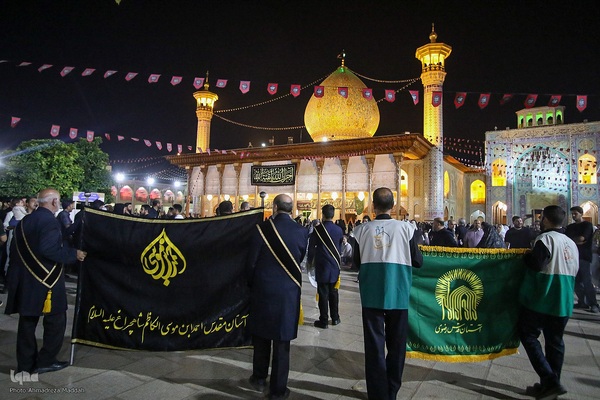 آیین لاله‌گردانی خدام حرم شاهچراغ(ع) در رثای شهادت امام رضا(ع)