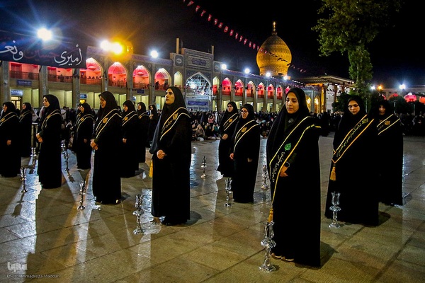 آیین لاله‌گردانی خدام حرم شاهچراغ(ع) در رثای شهادت امام رضا(ع)