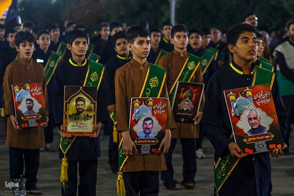 آیین لاله‌گردانی خدام حرم شاهچراغ(ع) در رثای شهادت امام رضا(ع)