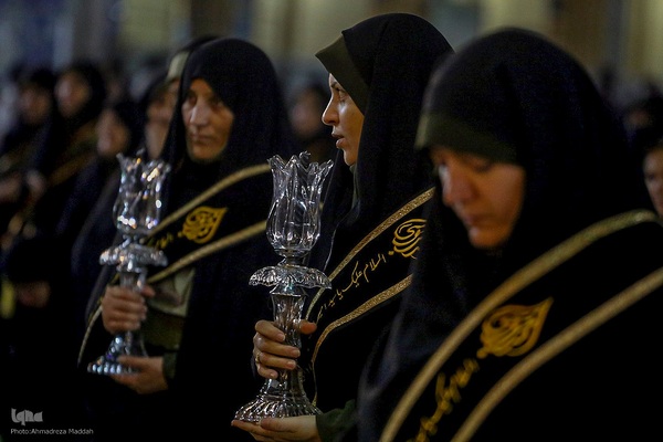 آیین لاله‌گردانی خدام حرم شاهچراغ(ع) در رثای شهادت امام رضا(ع)