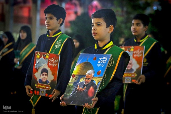 آیین لاله‌گردانی خدام حرم شاهچراغ(ع) در رثای شهادت امام رضا(ع)