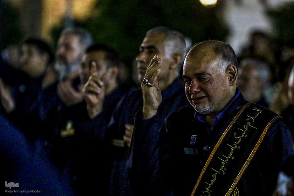 آیین لاله‌گردانی خدام حرم شاهچراغ(ع) در رثای شهادت امام رضا(ع)