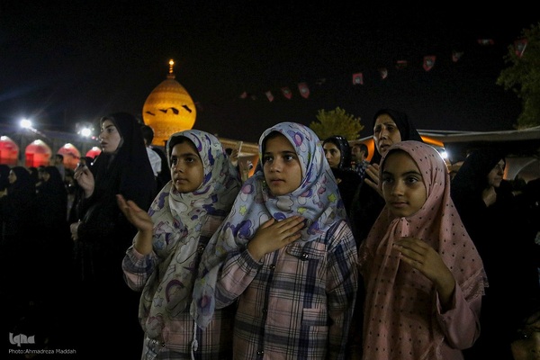 آیین لاله‌گردانی خدام حرم شاهچراغ(ع) در رثای شهادت امام رضا(ع)