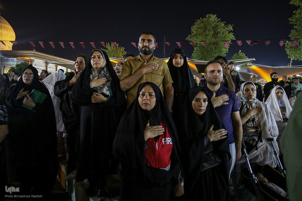 آیین لاله‌گردانی خدام حرم شاهچراغ(ع) در رثای شهادت امام رضا(ع)