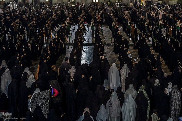 آیین لاله‌گردانی خدام حرم شاهچراغ(ع) در رثای شهادت امام رضا(ع)