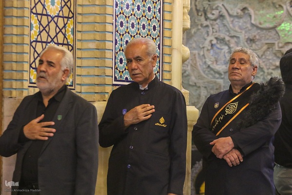 آیین لاله‌گردانی خدام حرم شاهچراغ(ع) در رثای شهادت امام رضا(ع)