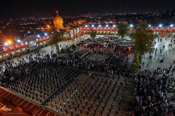 آیین لاله‌گردانی خدام حرم شاهچراغ(ع) در رثای شهادت امام رضا(ع)