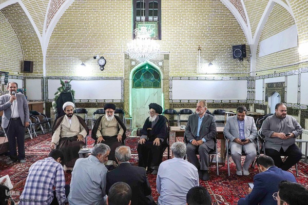 دیدارعوامل اجرایی سی و هشتمین جشنواره ملی قرآن با پدر شهید آیت‌الله آل‌هاشم‎