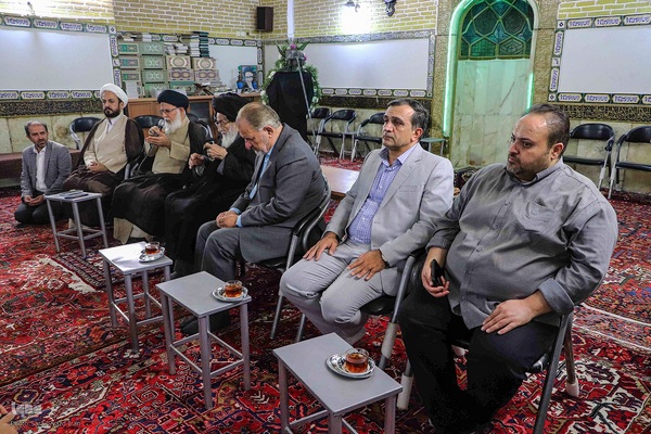 دیدارعوامل اجرایی سی و هشتمین جشنواره ملی قرآن با پدر شهید آیت‌الله آل‌هاشم‎