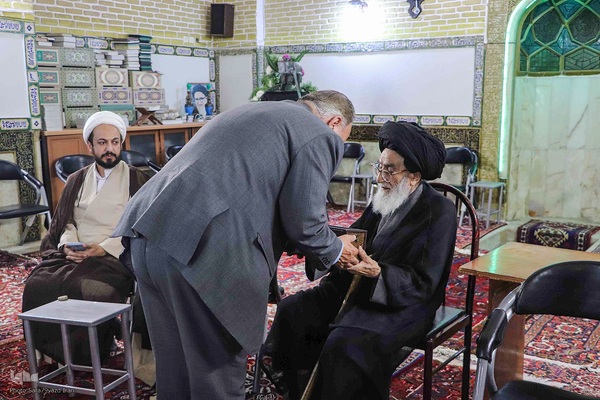 دیدارعوامل اجرایی سی و هشتمین جشنواره ملی قرآن با پدر شهید آیت‌الله آل‌هاشم‎