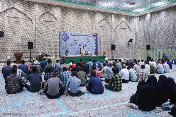 دیدارعوامل اجرایی سی و هشتمین جشنواره ملی قرآن با پدر شهید آیت‌الله آل‌هاشم‎