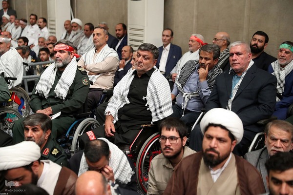 دیدار پیشکسوتان و فعالان دفاع مقدس و مقاومت با رهبر انقلاب