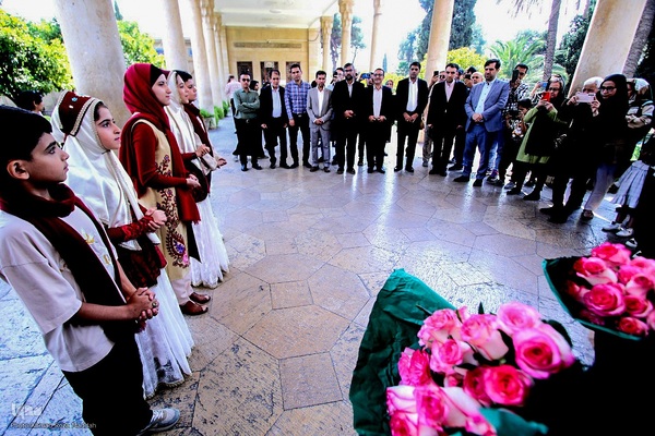 گلباران آرامگاه حافظ