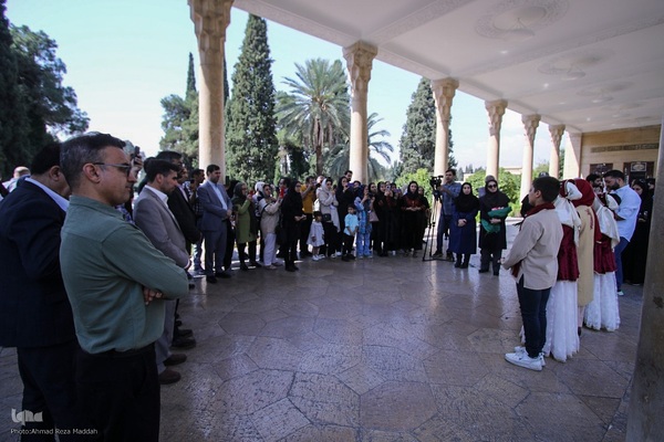 گلباران آرامگاه حافظ