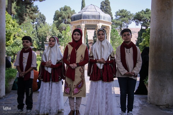 گلباران آرامگاه حافظ