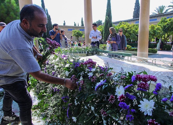 گلباران آرامگاه حافظ