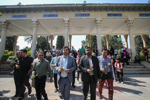 گلباران آرامگاه حافظ