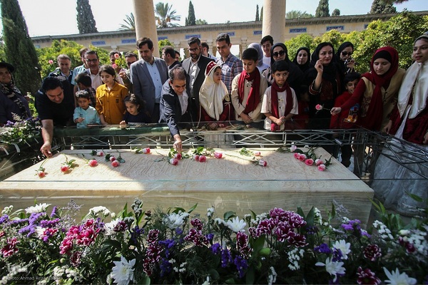 گلباران آرامگاه حافظ