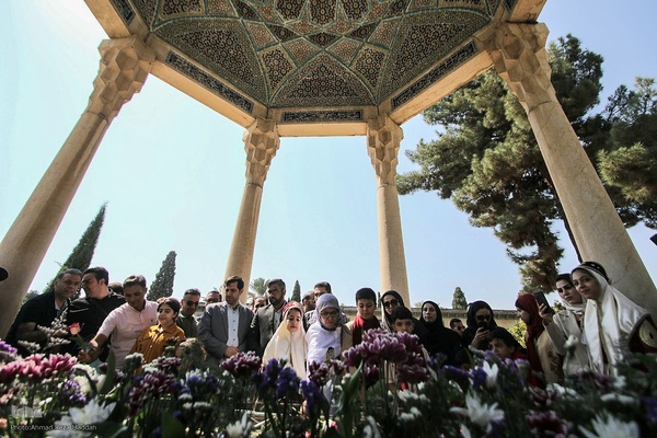 گلباران آرامگاه حافظ