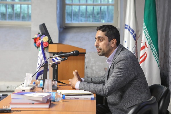 نقد «دانش در مصاف»