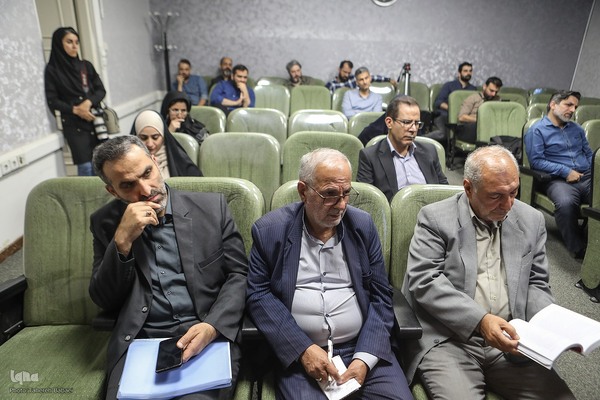 نقد «دانش در مصاف»