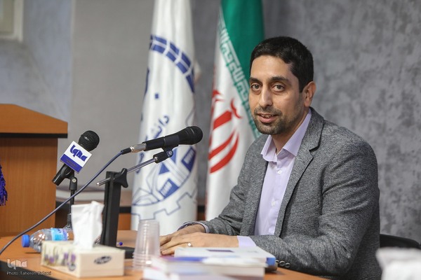 نقد «دانش در مصاف»