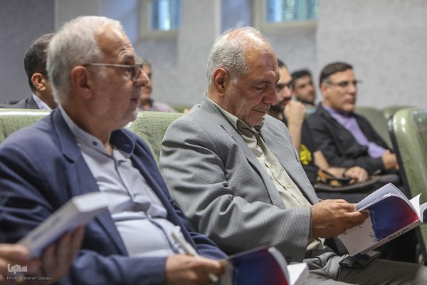 نقد «دانش در مصاف»