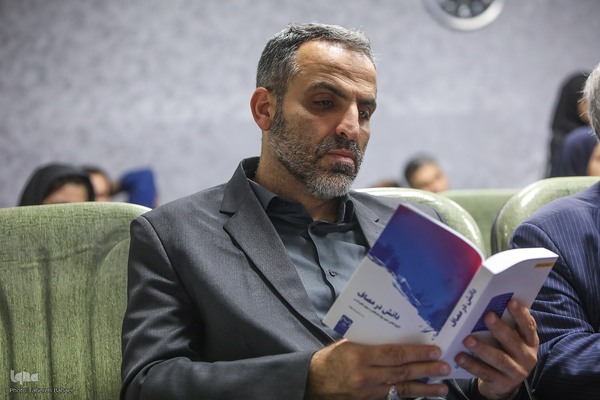 نقد «دانش در مصاف»