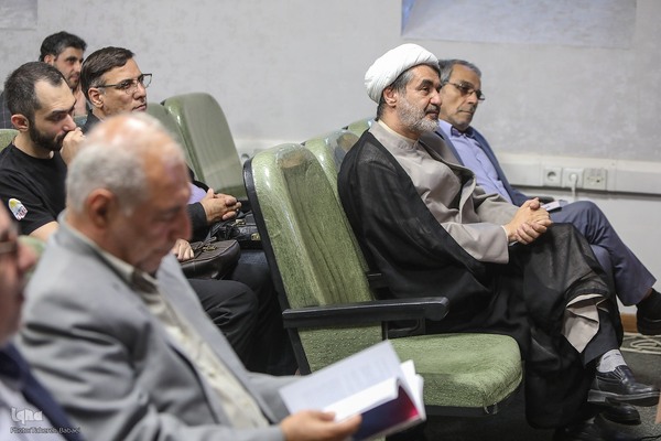 نقد «دانش در مصاف»