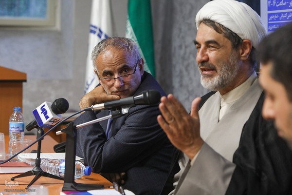 نقد «دانش در مصاف»