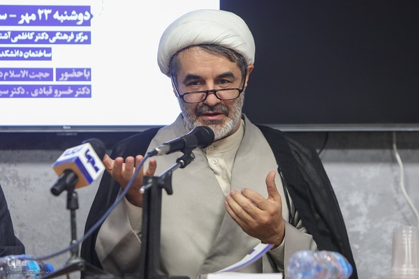 نقد «دانش در مصاف»