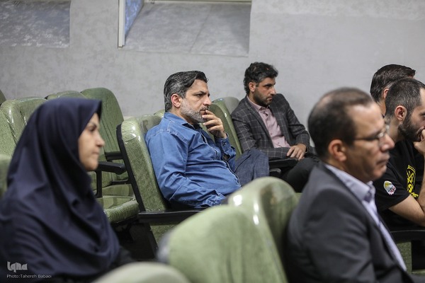 نقد «دانش در مصاف»