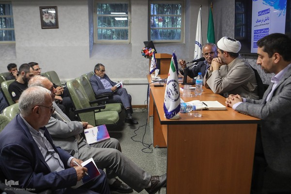 نقد «دانش در مصاف»